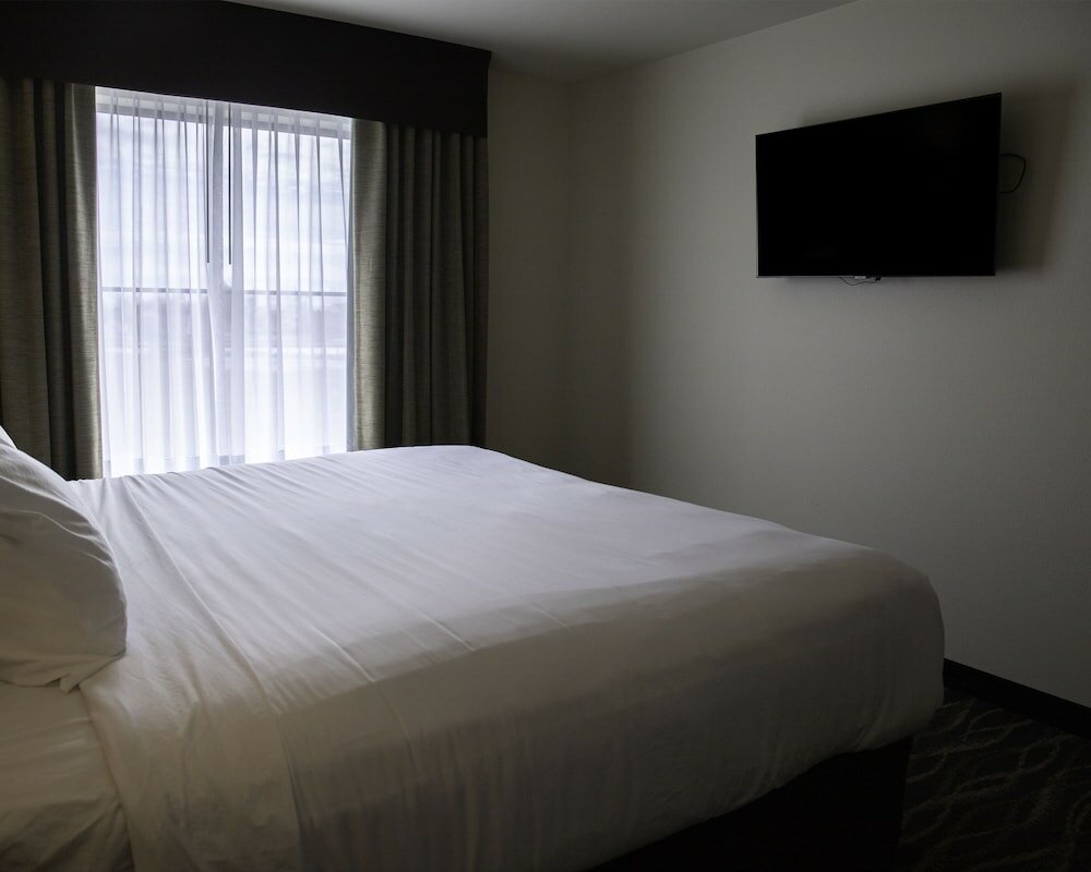 Фото Cobblestone Hotel & Suites - Two Rivers