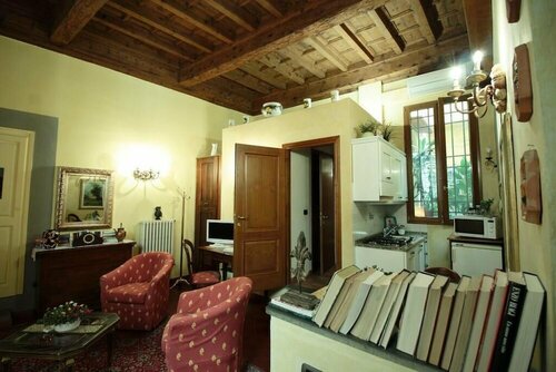 Гостиница Casa del Vescovo Authentic 1600's apt with Stunning Garden and Rooftop во Флоренции