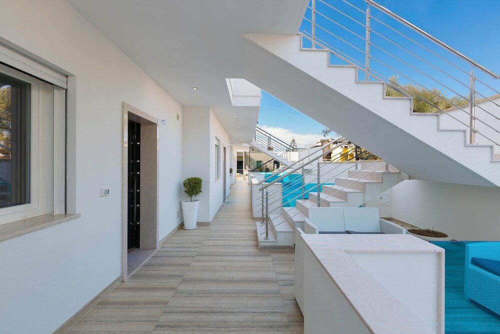 Фото Absolute Suite Apartments