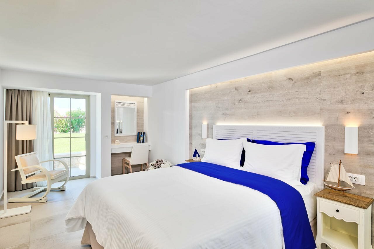 Фото White Pearls Luxury Suites - Adults Only