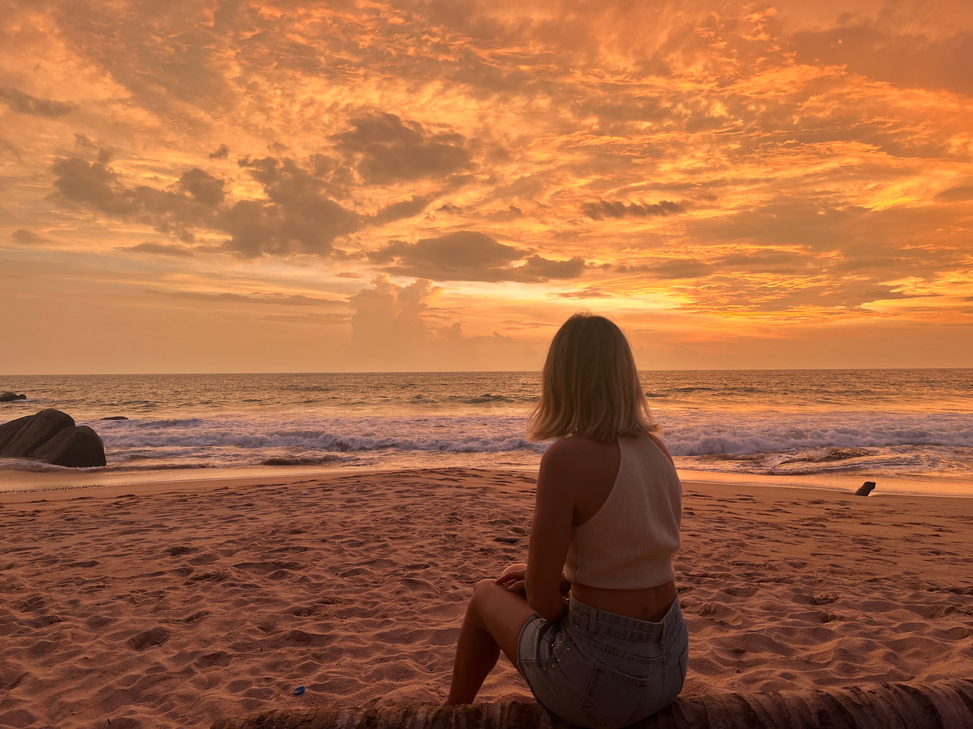 Фото J Ambalangoda