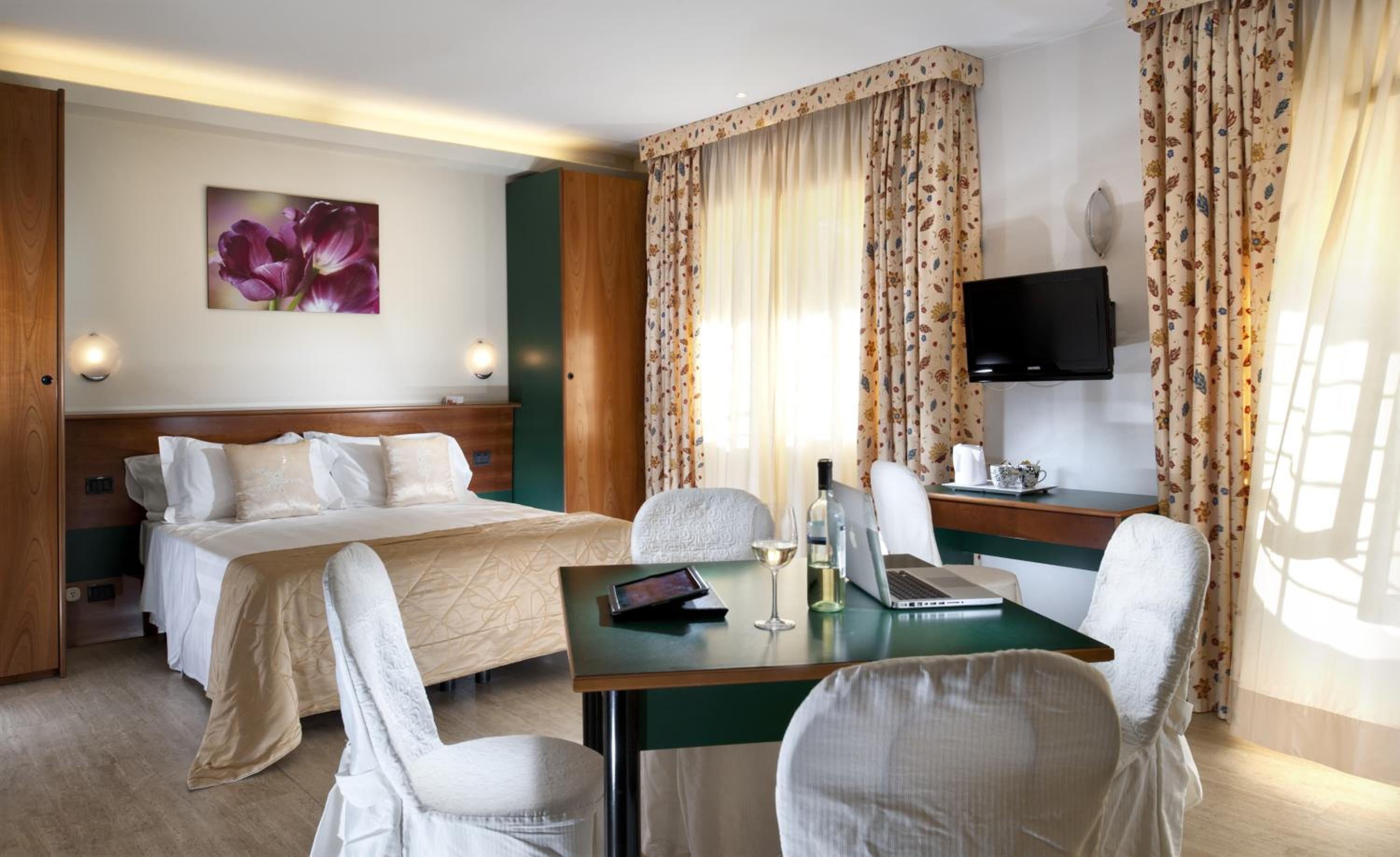 Фото Astoria Suite Hotel