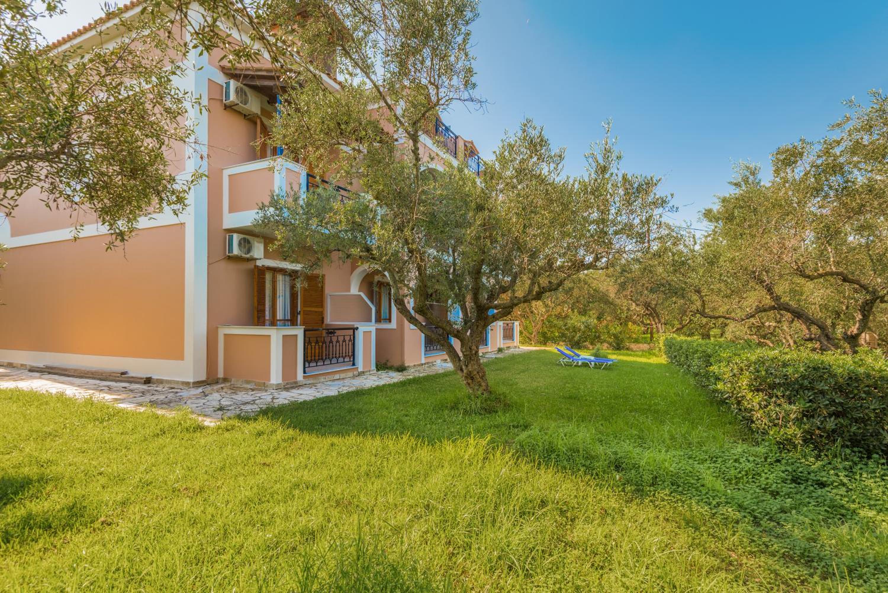 Фото Kavos Psarou Studios and Apartments