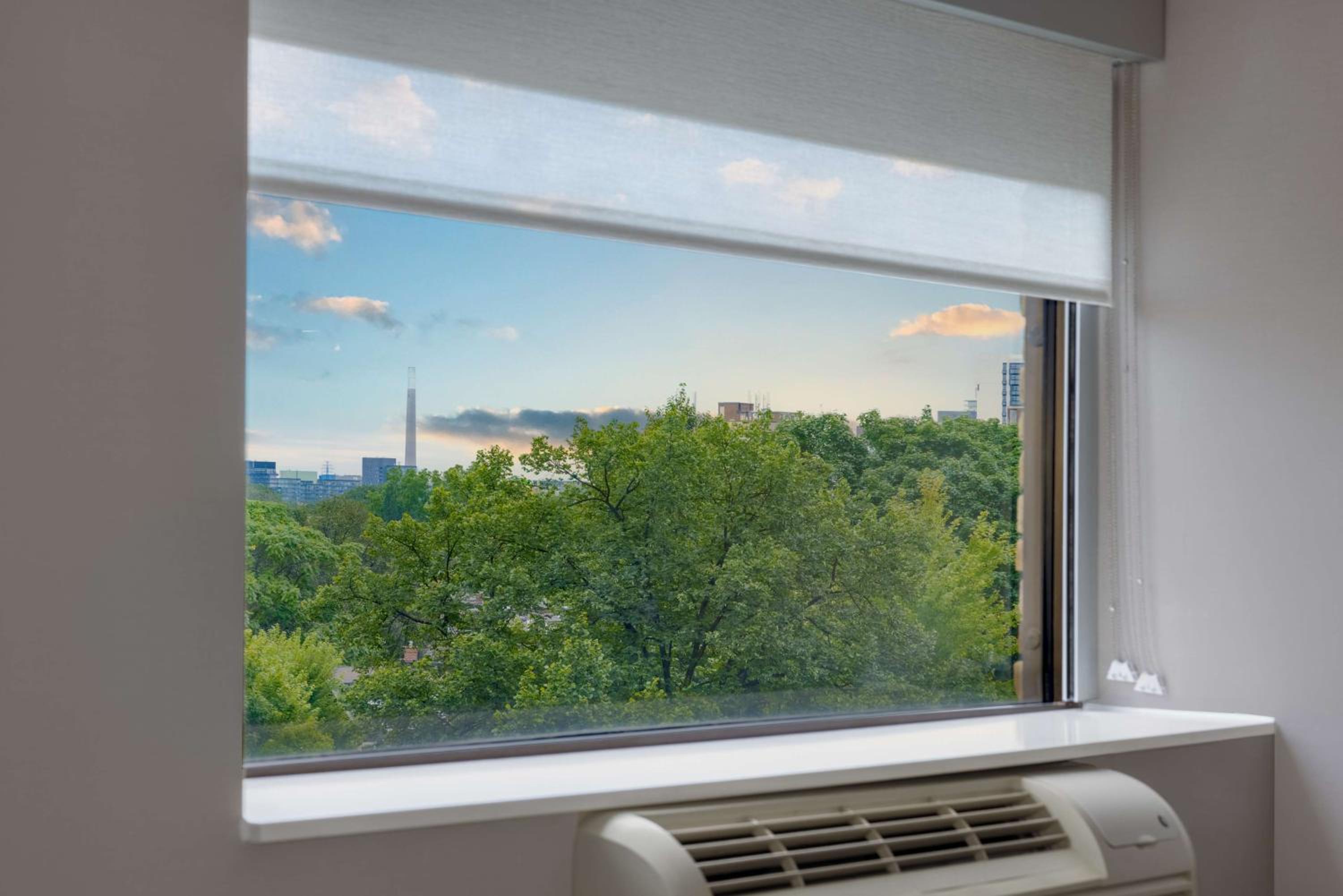 Фото Hampton Inn & Suites by Hilton Toronto Downtown