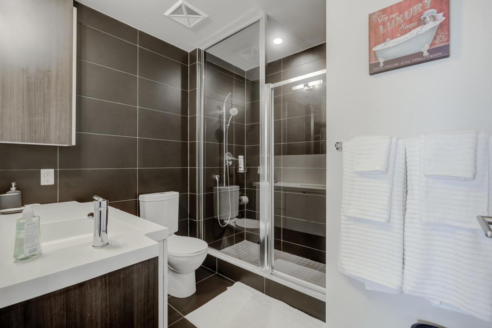 Фото E. S. i Furnished Suites at the Acc