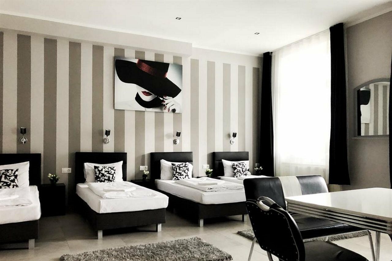 Фото Full Moon Budapest