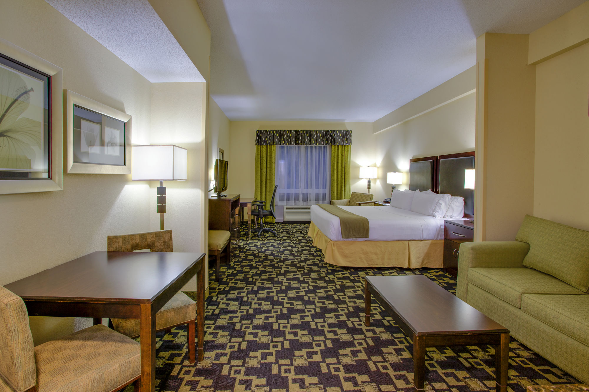 Фото Holiday Inn Express Hotel & Suites Raleigh Sw Nc State, an Ihg Hotel