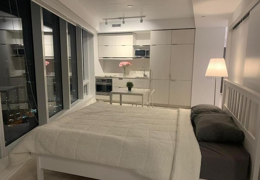 Фото Waterfront Yonge Apartments