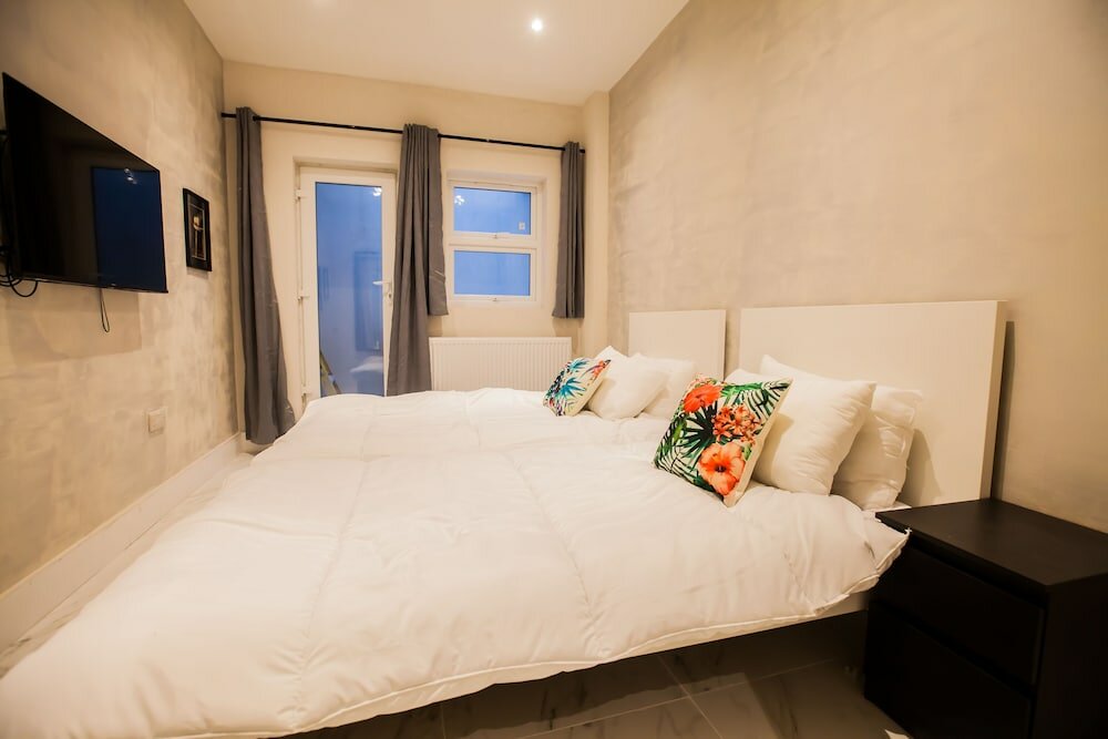 Фото Luxury Fulham 3 bedroom Garden House