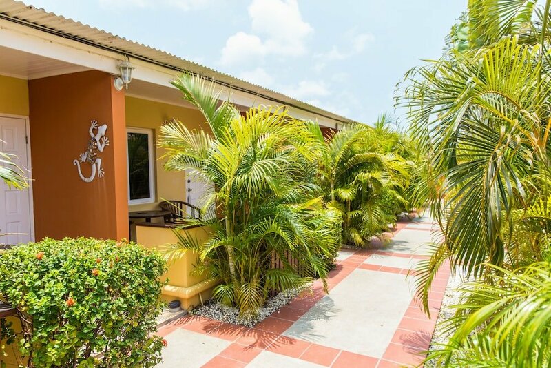 Апартаменты Cariñas Studio Apartments в Пальм Бич