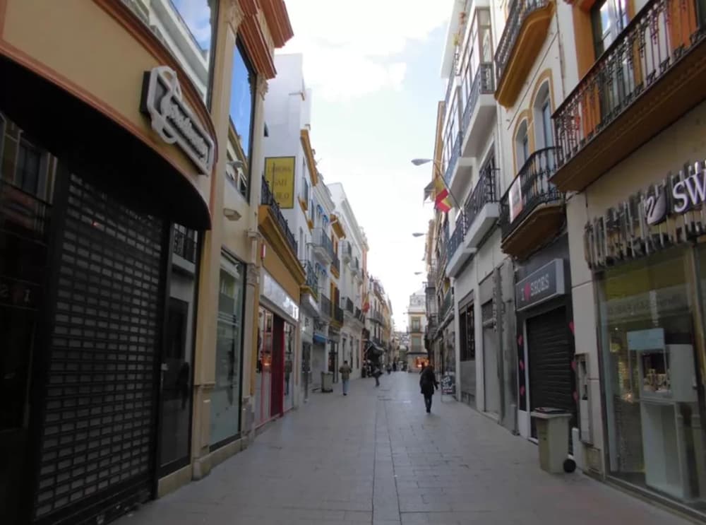 Фото Onefam Catedral Hostel Seville