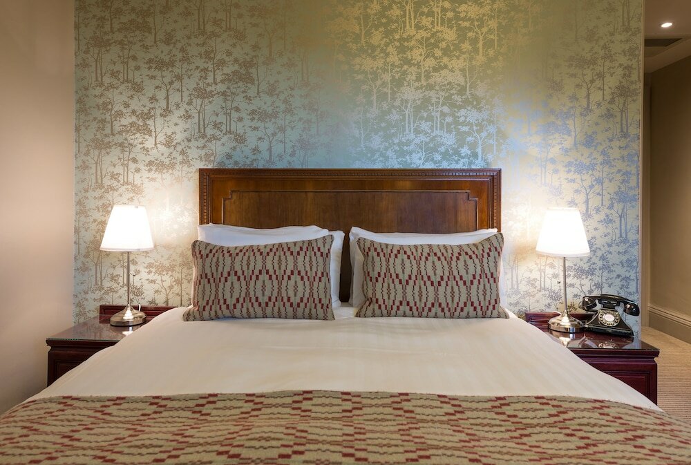 Фото The Crown Manor House Hotel