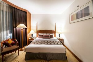 Century Park Hotel (Sukhumvit Line, Victory Monument BTS station), hotel