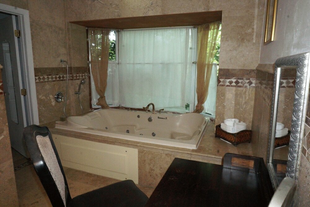 Фото Coconut Cove Resort and Marina