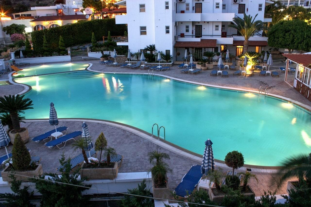 Фото Coliseum Studios & Apartments