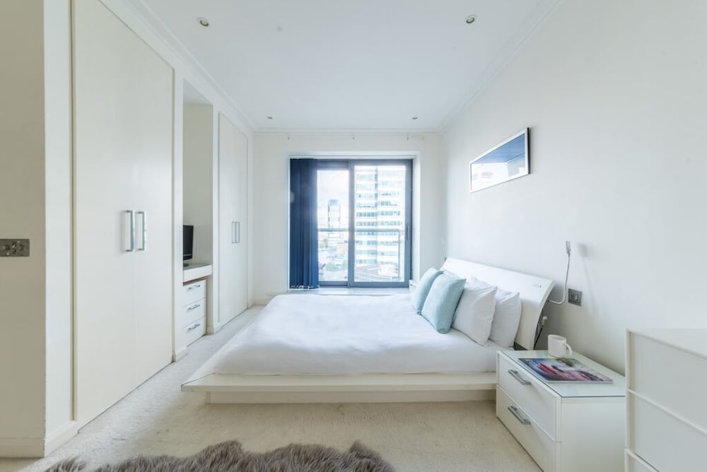 Фото Canary Wharf Waterfront Apartments