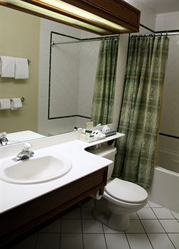 Фото Whistlers Inn Hotel