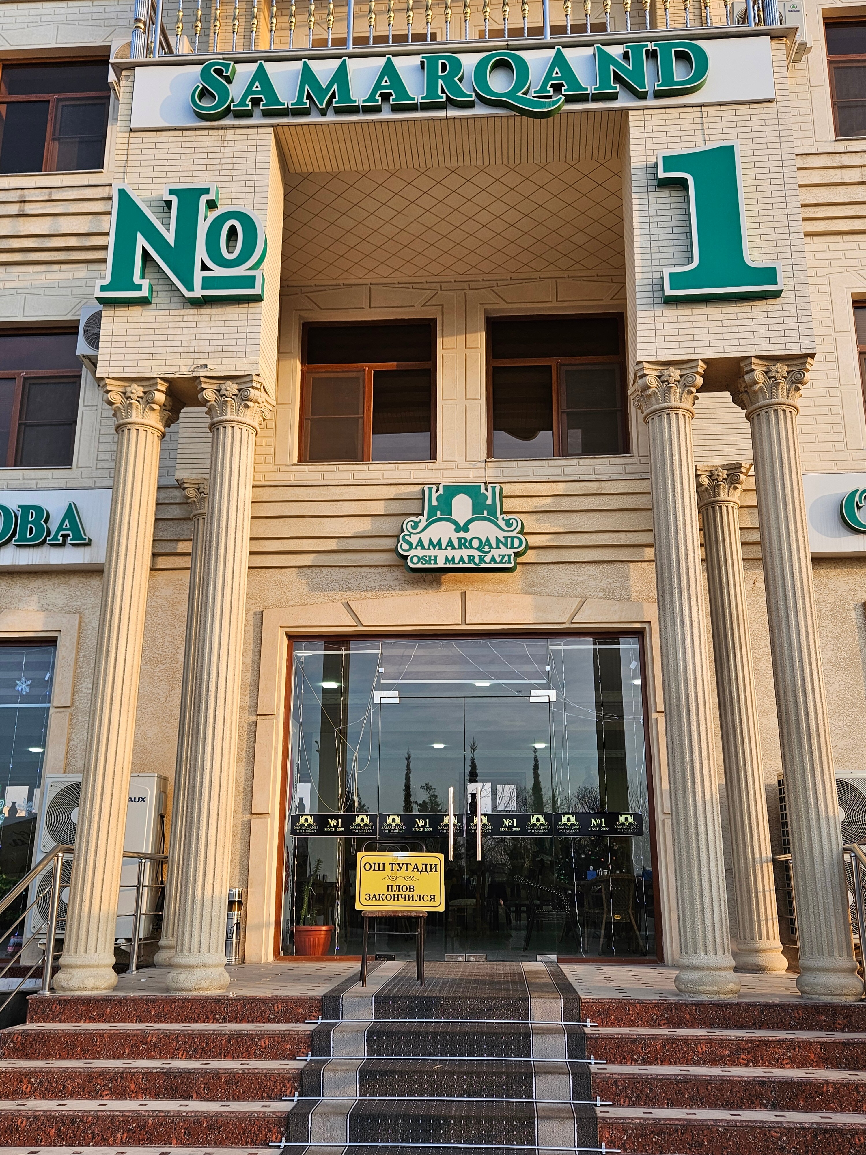 Qanday qilib ular uxlab yotgan qizni sikishadi va u birdan uygonib, qichqiradi