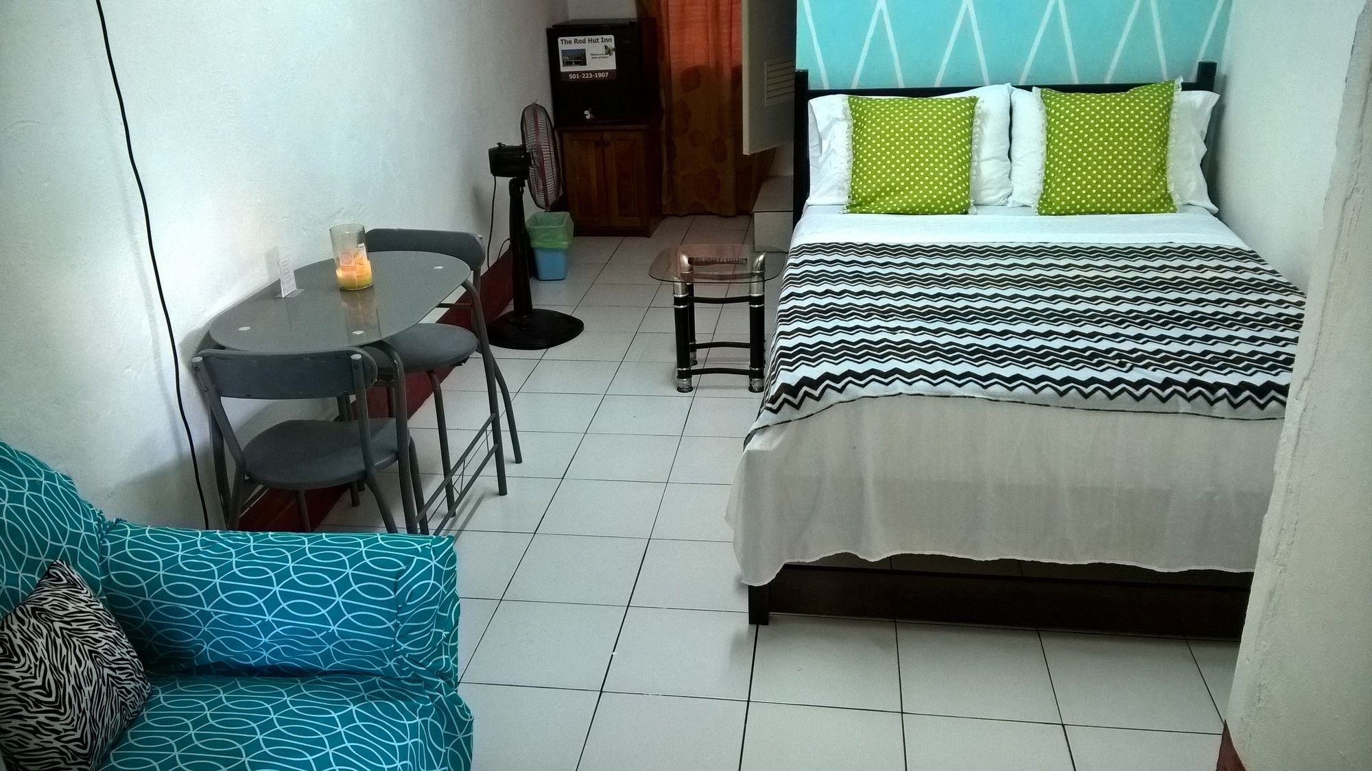 Фото The Red Hut Inn