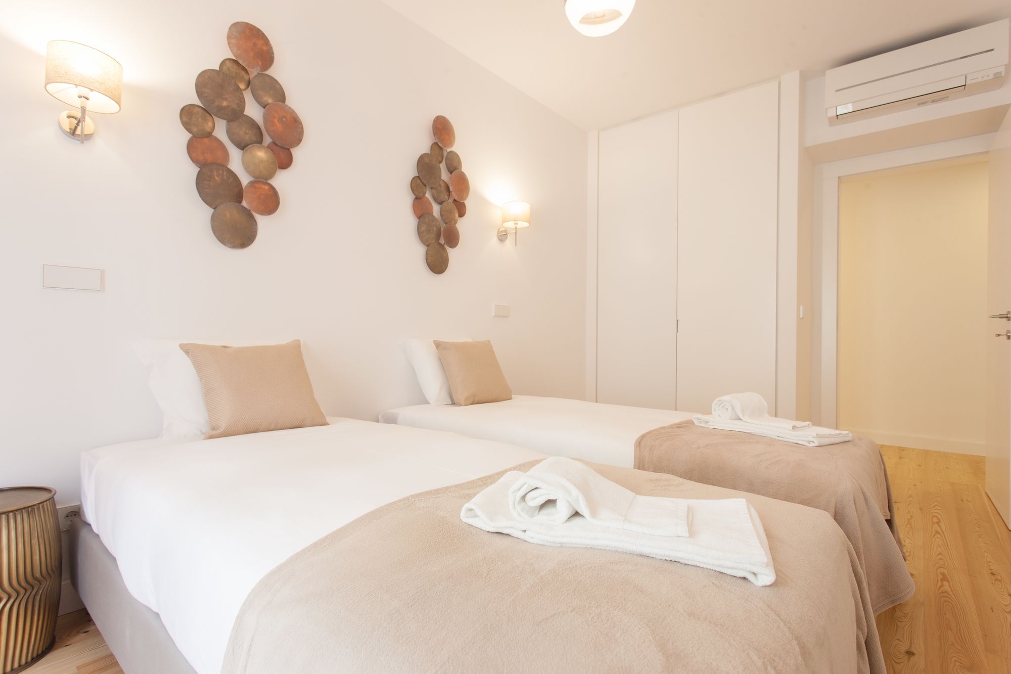 Фото Mouraria Blue Three-Bedroom Apartment w Parking - by Lu Holidays