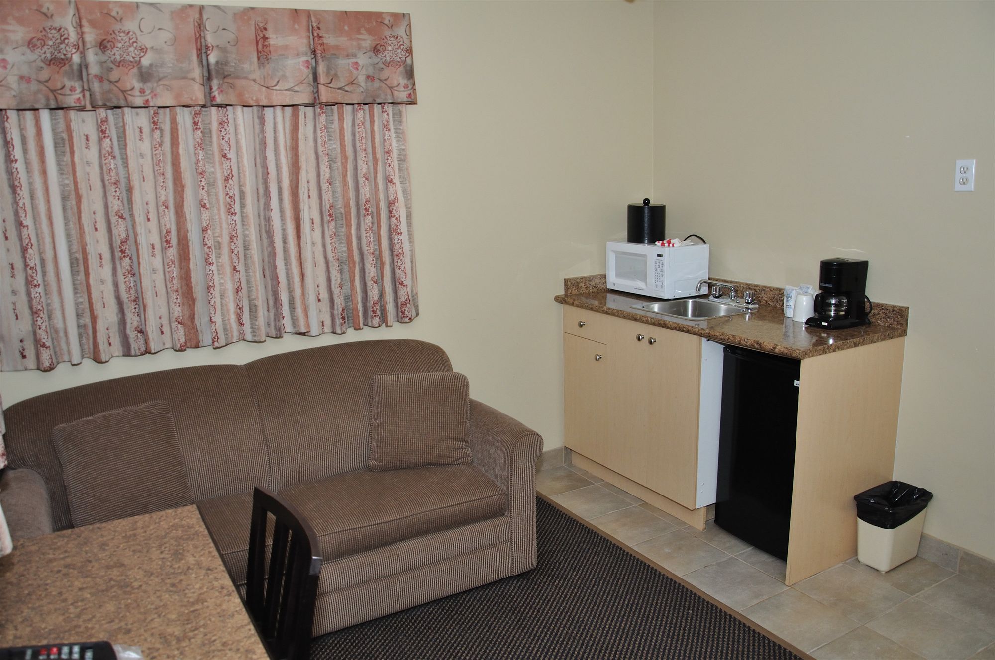 Фото Canadian Inn