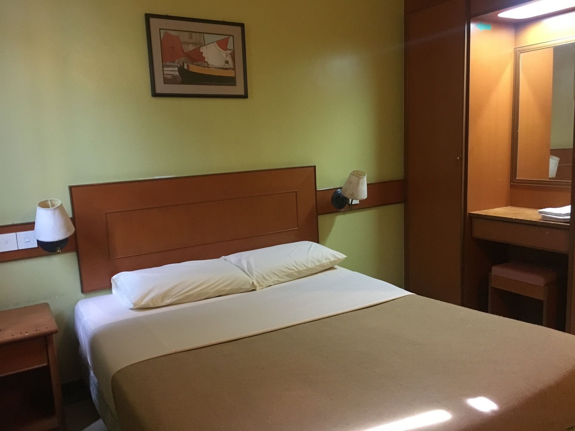 Фото Oyo 764 Hotel Famous Inn