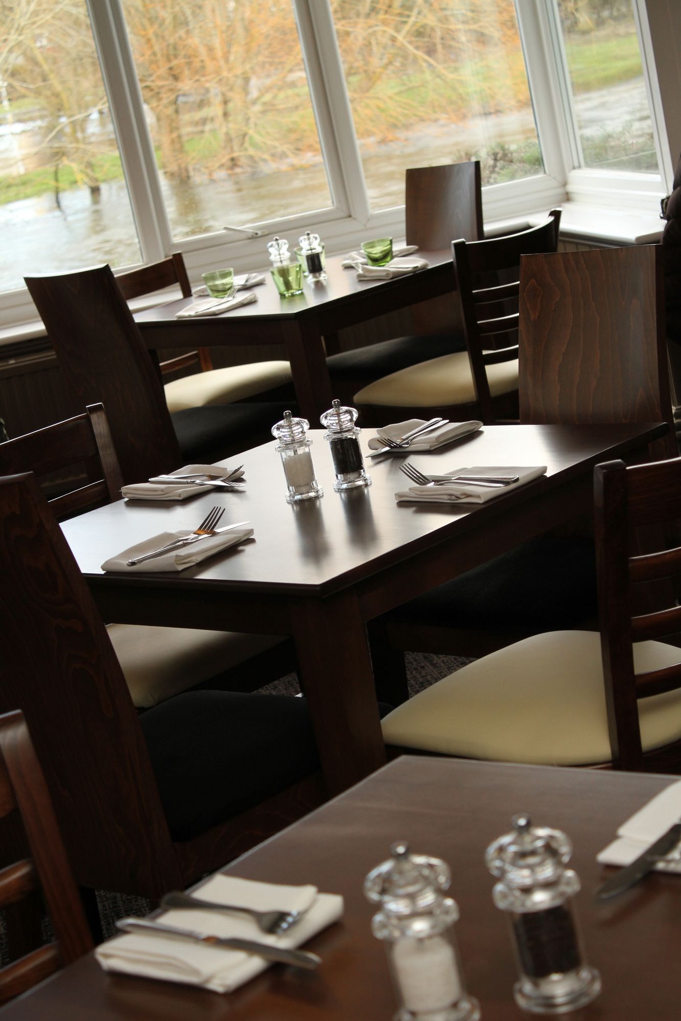 Фото Legacy Rose & Crown Hotel