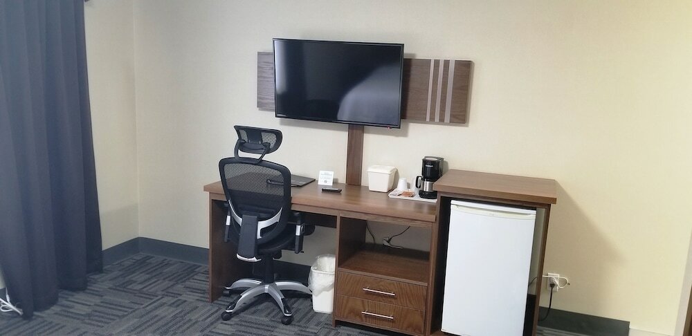 Фото Baymont by Wyndham Montreal Airport