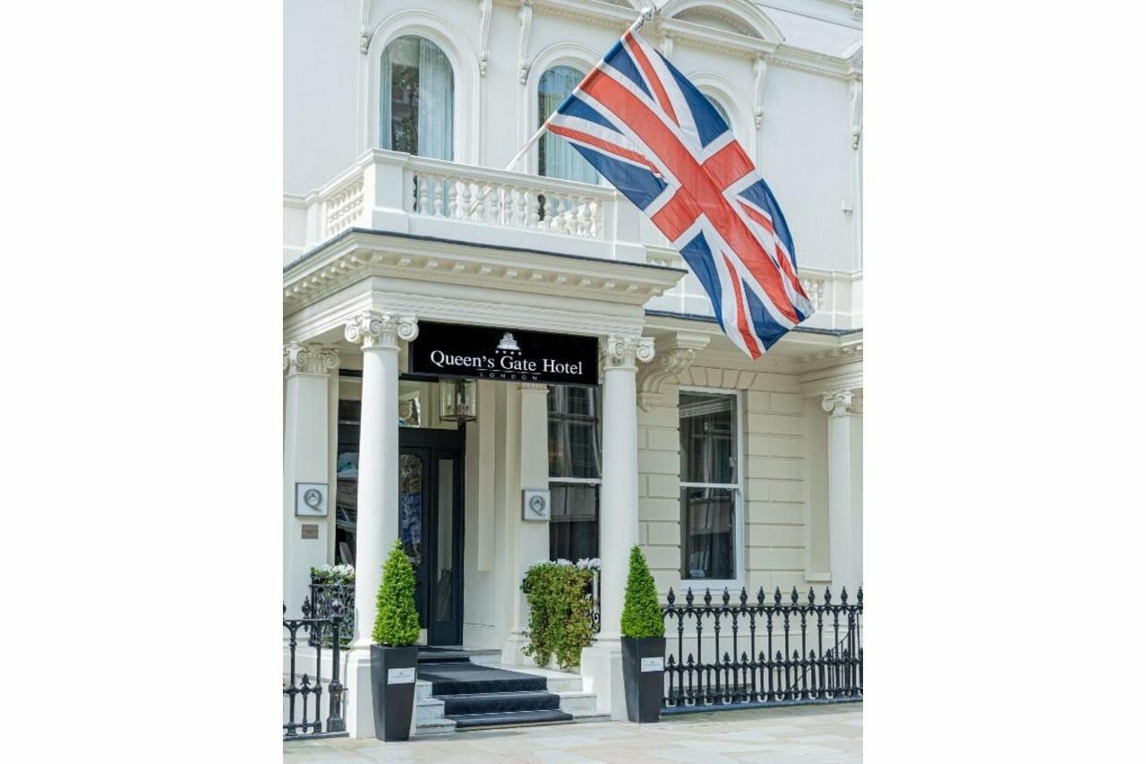 Фото The Queen’s Gate Hotel