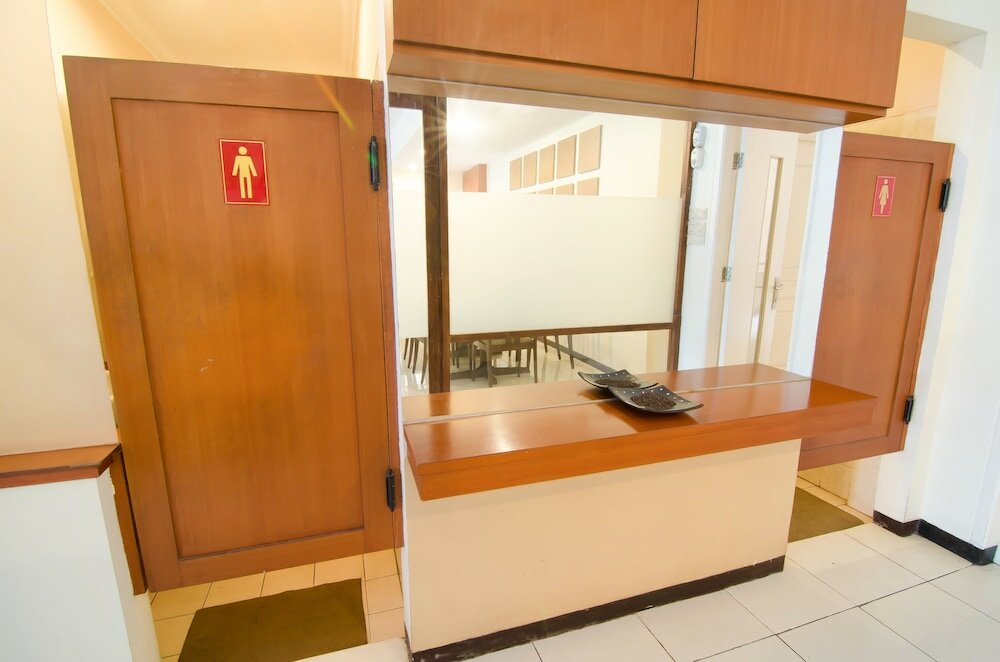 Фото RedDoorz near Gubeng Station