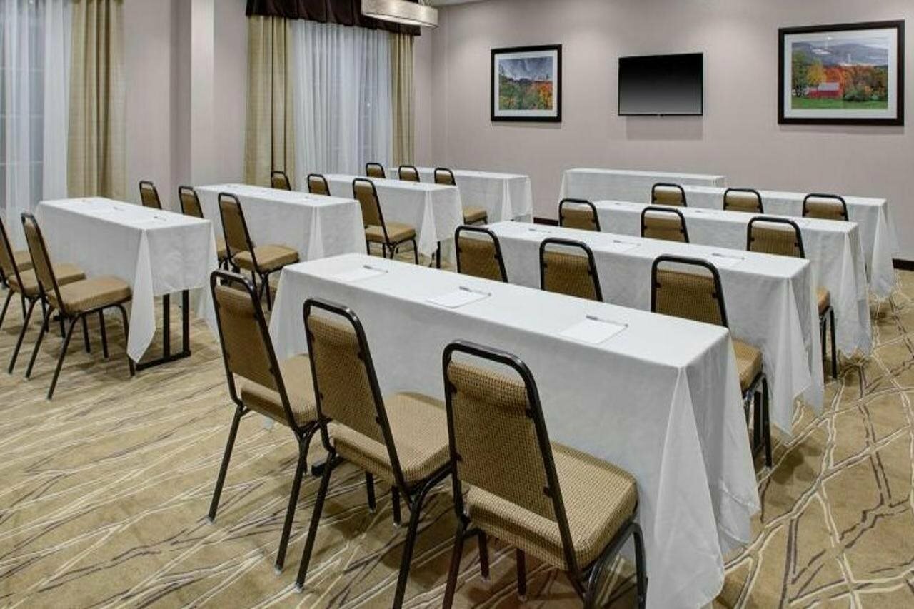 Фото Hampton Inn and Suites Manchester