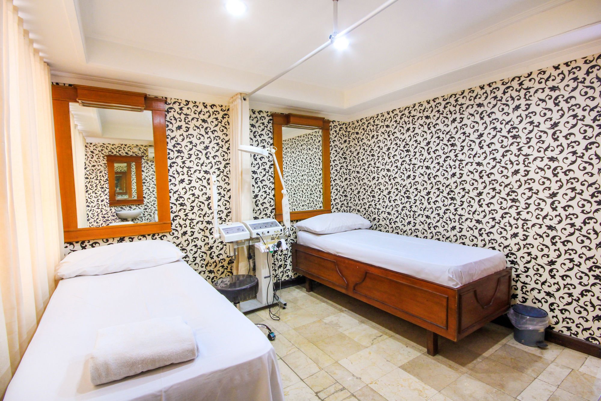 Фото Grand Menteng Hotel