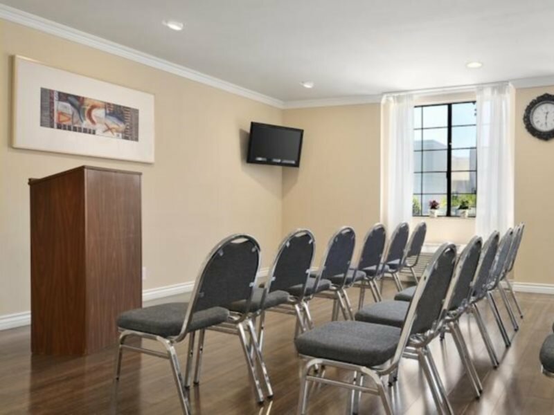 Фото Howard Johnson by Wyndham Pasadena