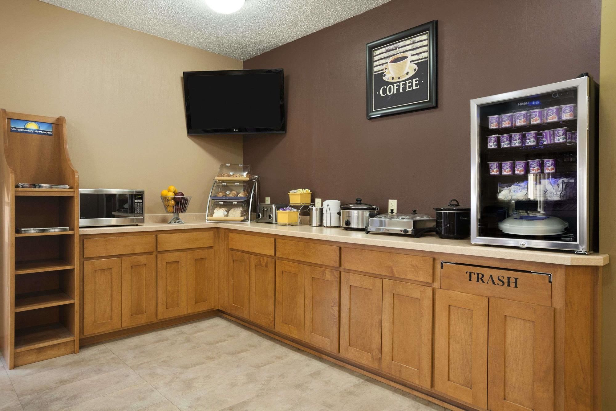 Фото Days Inn by Wyndham Grand Forks Columbia Mall