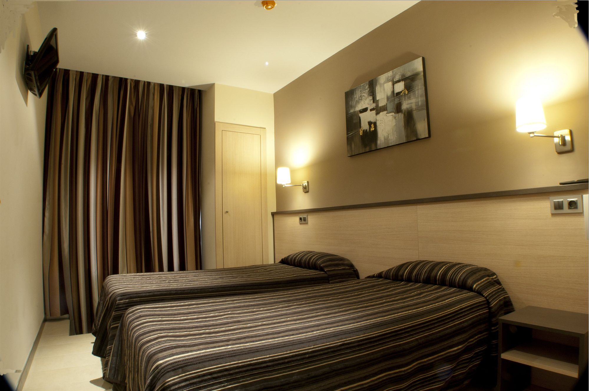 Фото Hostal Las Flores