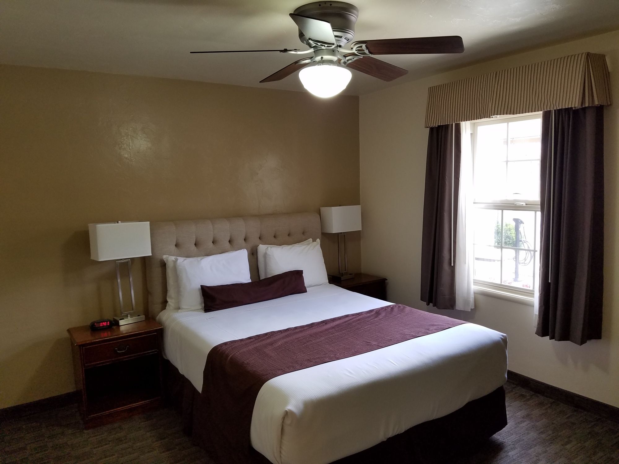Фото Lone Oak Lodge