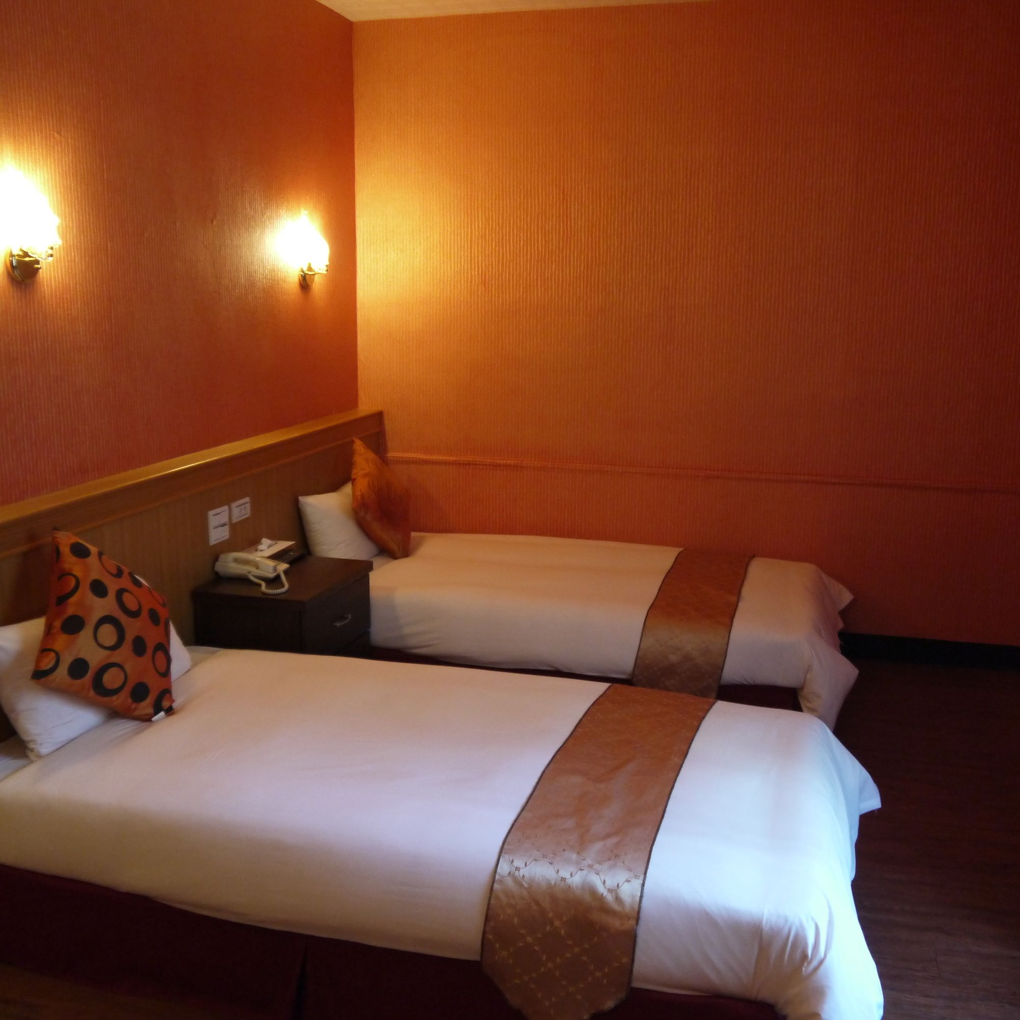 Фото Chiayi Crown Hotel