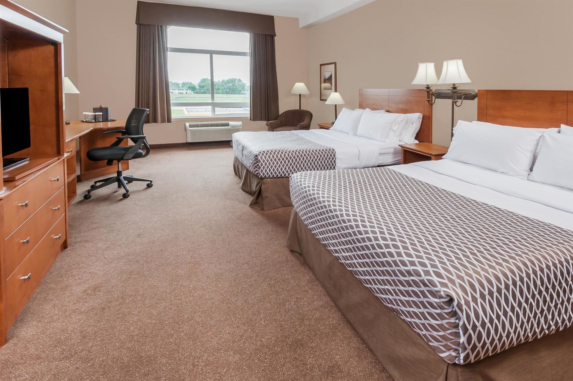 Фото Ramada by Wyndham Airdrie Hotel and Suites