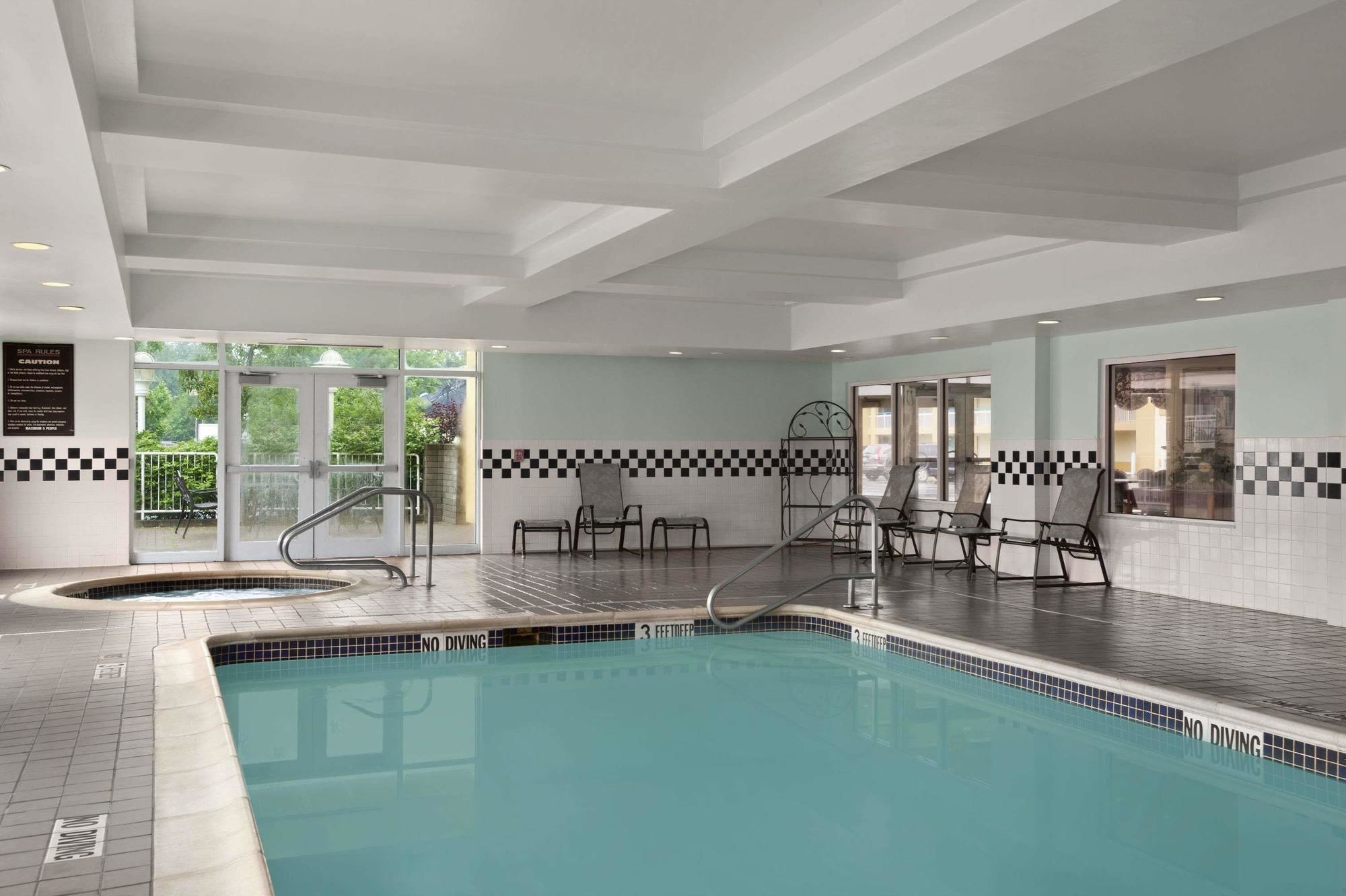 Фото Days Inn & Suites by Wyndham Albany
