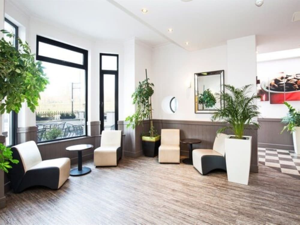 Фото The London Pembury Hotel