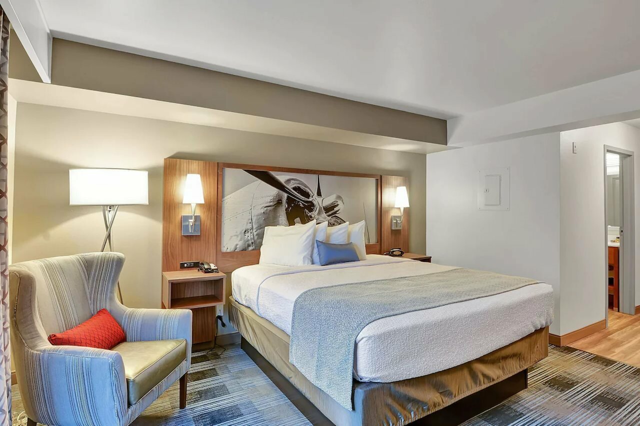 Фото Executive Residency by Best Western Navigator Inn & Suites