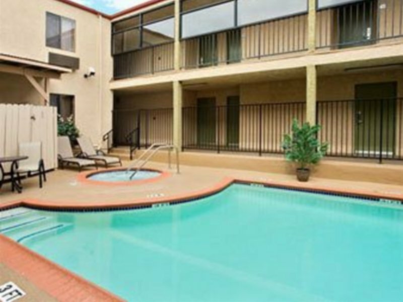 Фото Knights Inn Toronto East