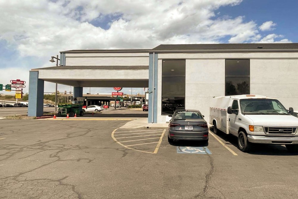 Фото Ramada by Wyndham Salt Lake City