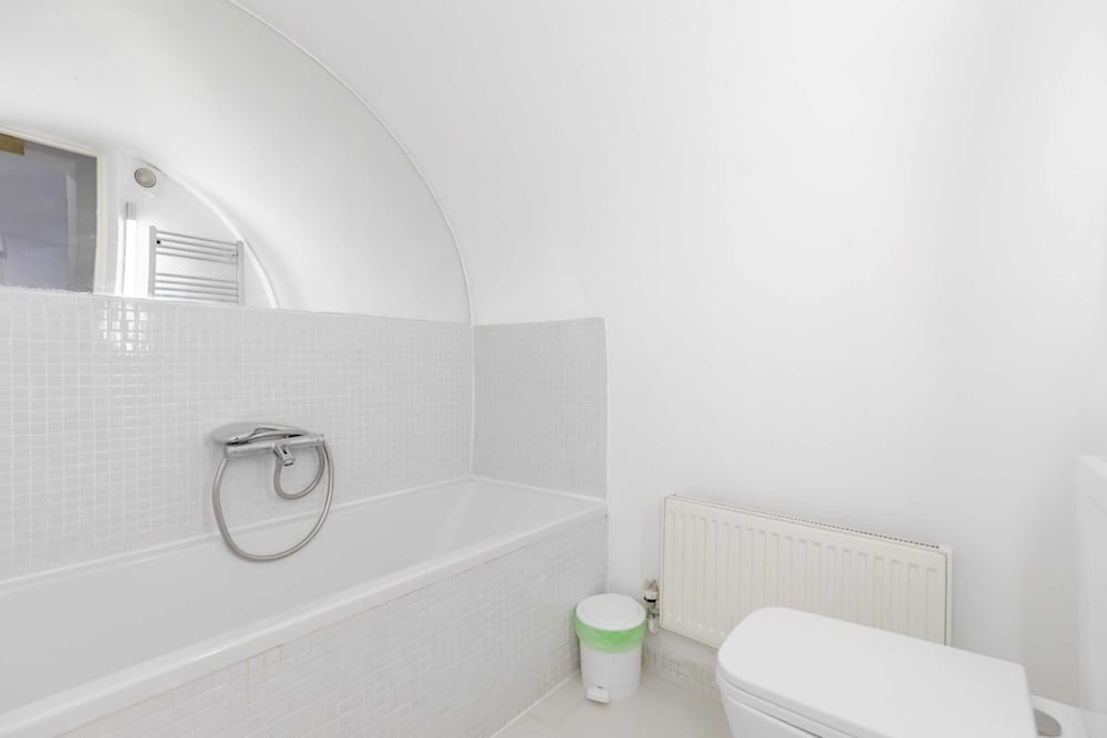 Фото Enchanting 1bd Flat With Garden, Knightsbridge!