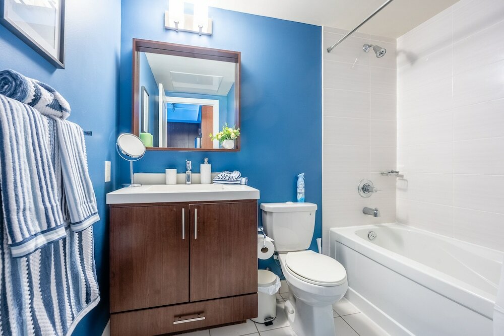 Фото Beautiful Condos In Heart of Downtown