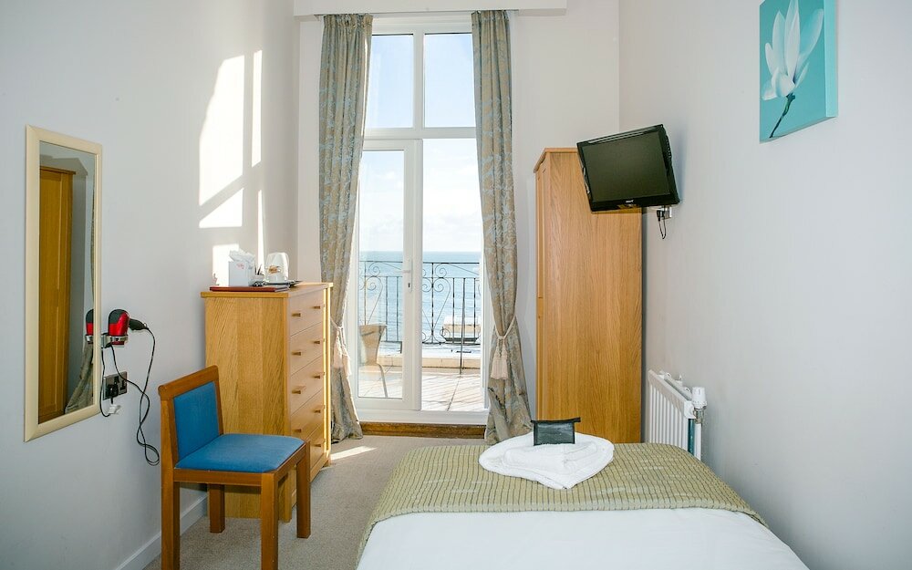 Фото The Cumberland Hotel