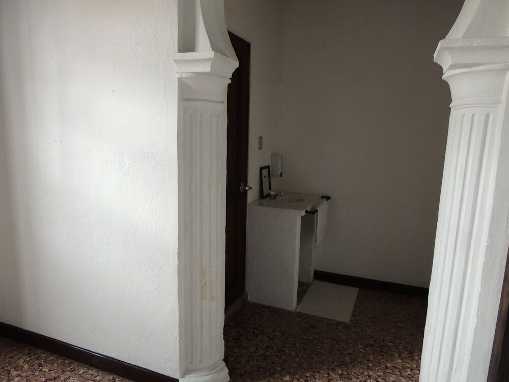 Фото Feathers Hotel and Lounge - Hostel