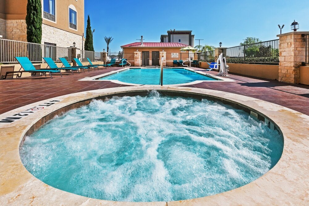 Фото Holiday Inn Express Hotel & Suites Victoria, an Ihg Hotel