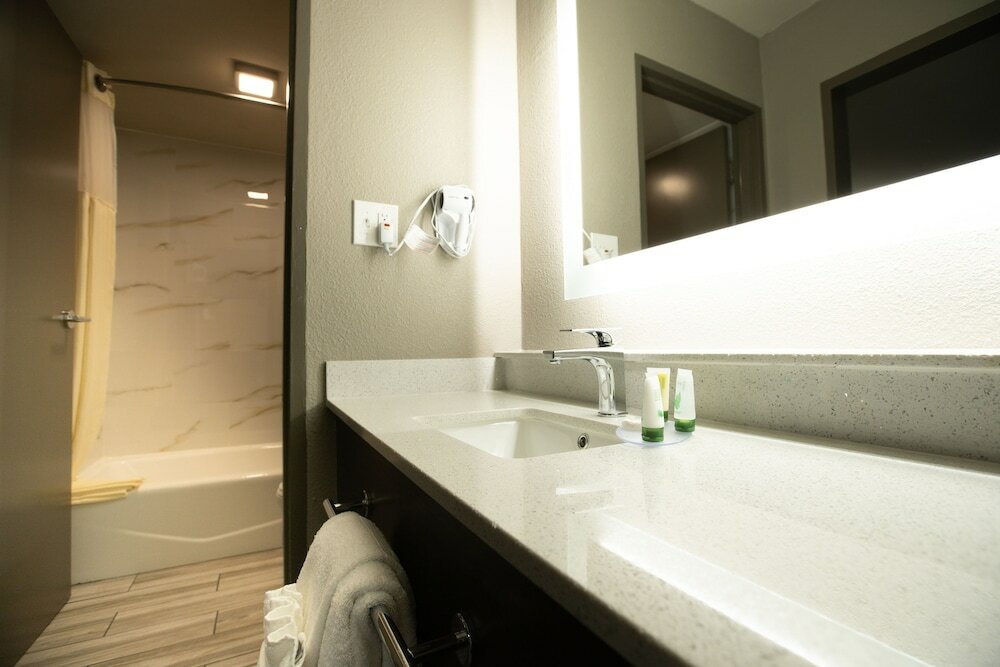 Фото SureStay Plus Hotel by Best Western Point Richmond