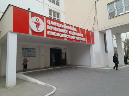 Көйлек киіп аяғын жайып, трусисын көтерді.